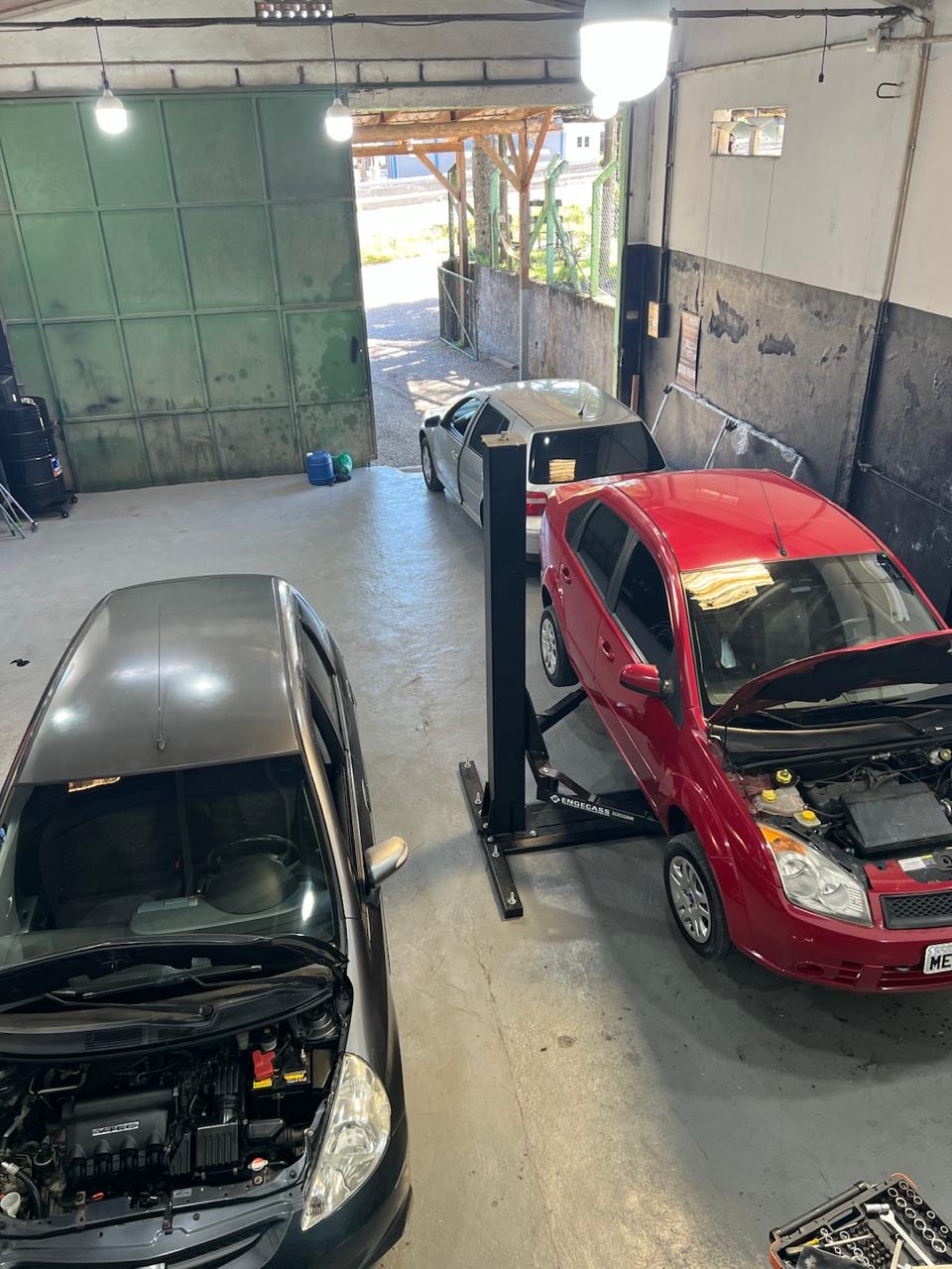 Oficina Garage55 em Indaial com carros no elevador